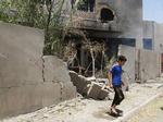 Krig. Her ses en civil efter et bombardement i Irak i sidste måned. 
