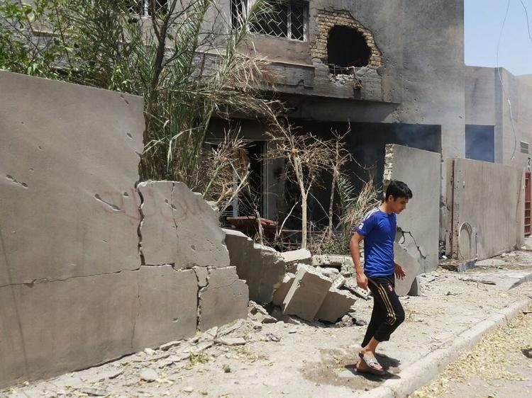 Krig. Her ses en civil efter et bombardement i Irak i sidste måned. 