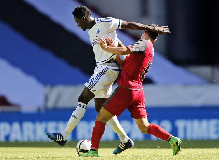 rødt. Daniel Amartey svinger albuen i kampen mod FCN og må forlade banen med en udvisning. 