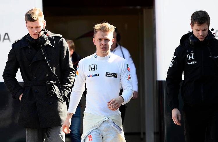 Sædejagt. Kevin Magnussen har indtil videre været tro over for sin drøm om at vende tilbage i formel 1-sædet hos McLaren Honda. Men et speget spil på det kriseramte hold kan tvinge ham til at tænke nyt. 