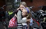 VENSKAB. »Hun er bare helt vildt sød«, fortæller Urd Fyhr-Eskildsen efter skoleårets første kram med sin bedste veninde Sophia Viola Skelkjær Korff. 