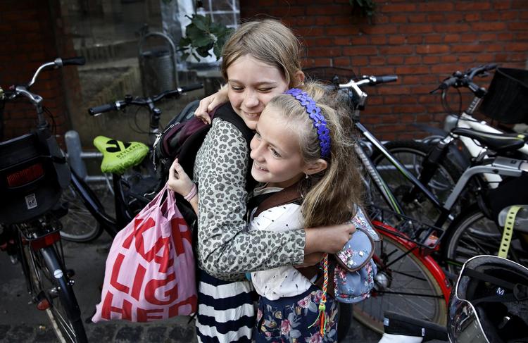 VENSKAB. »Hun er bare helt vildt sød«, fortæller Urd Fyhr-Eskildsen efter skoleårets første kram med sin bedste veninde Sophia Viola Skelkjær Korff. 