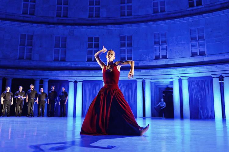 Møder. Russisk kormusik møder moderne dans i 'Copenhagen Summer Dance', der bl.a. viser en nyskrevet solo af Tim Rushton danset af italienske Lucia Pasquini til akkompagnement af det russiske herrekor Kovcheg. 