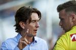 tak. Efter 3-3-kampen mod Randers var Brøndby-træner Thomas Frank meget glad for bidraget fra Ronnie Schwartz - særligt angriberens to mål. Her er de i snak under kampen. 