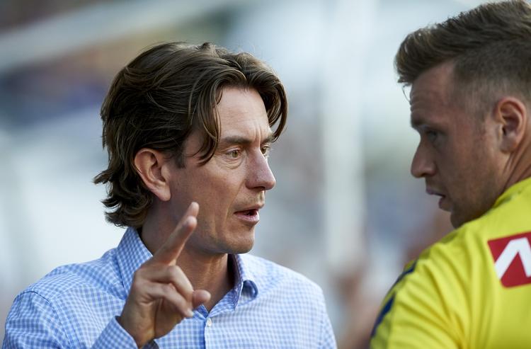 tak. Efter 3-3-kampen mod Randers var Brøndby-træner Thomas Frank meget glad for bidraget fra Ronnie Schwartz - særligt angriberens to mål. Her er de i snak under kampen. 