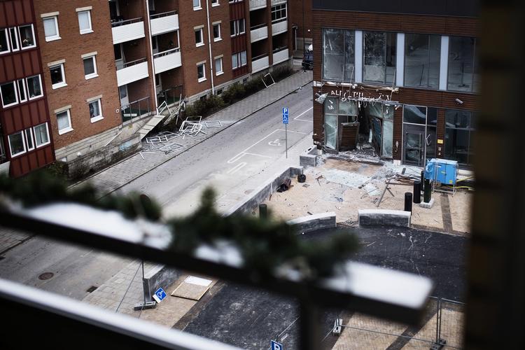 SPRÆNGNINGER. Malmø plages af kriminelles brug af håndgranater, sprængstoffer og af deres skyderier. Her er det indgangen til byens retsbygning, der er smadret af en bombe. 