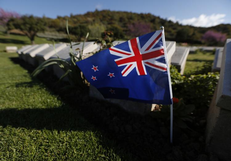 FLAG. Det nuværende newzelandske flag ses her ved soldatergrave for faldne fra Første Verdenskrig. 