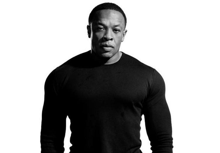 Doktoren. 16 år er gået siden Dr. Dre's seneste album. Og selvom han er blevet ældre og noget bredere over skuldrene, har han ikke glemt hvordan kvalitets-rap skal lyde. 