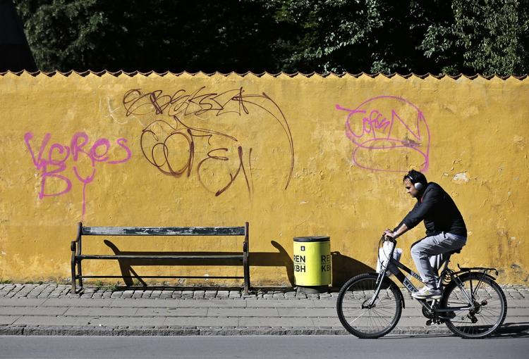 Mærket. Blandt andet muren ind til Assistens Kirkegård bærer præg af weekendens demonstration 'Reclaim the Streets' i København. Derudover er især Fælledvej hærget af hærværk. Her er det typisk banker og ejendomsmæglerbutikker, der har fået smadret butiksvinduer. 