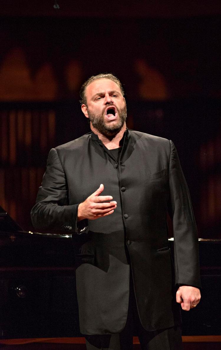 Stjerne. Calleja var i Koncerthuset for at hylde Luciano Pavarotti. Men den maltesiske tenor havde store problemer med de høje toner. 