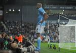 Jubel. Vincent Kompany fandt sig en ståplads efter sin scoring. 