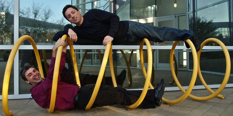 EKSPANSION. De to legesyge Google-stiftere, Sergey Brin (øverst) og Larry Page (nederst) ses her kort før Googles børsnotering i 2004. 11 år senere vil de stadig have mere plads at lege på, og har omstruktureret søgegiganten af samme årsag (Foto: AP Photo/Ben Margot). 