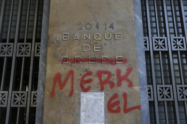 navneændring. Graffiti-malerne har kronede dage i Grækenland. Her er, hvad en af dem mener, at nationalbanken retteligt burde hedde. 