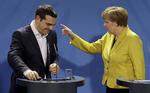 dueller. Den græske og tyske leder har haft mange sammenstød under den græske gældskrise. Her får Tsipras en løftet pegefinger fra Merkel under et pressemøde i marts. 