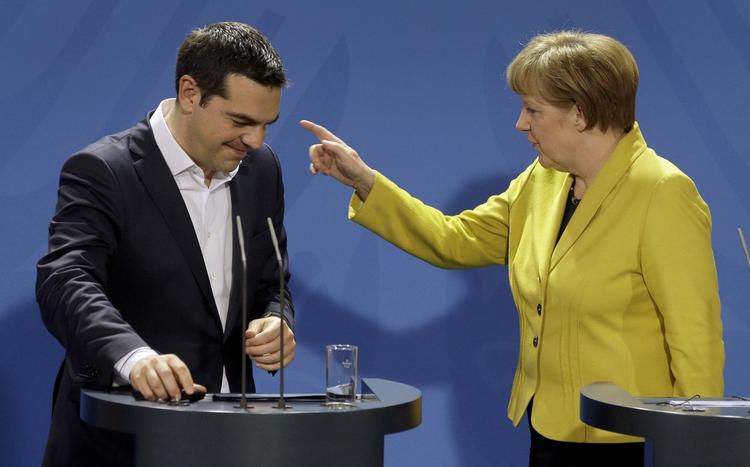 dueller. Den græske og tyske leder har haft mange sammenstød under den græske gældskrise. Her får Tsipras en løftet pegefinger fra Merkel under et pressemøde i marts. 