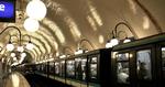 STILFULD. Når man står af toget på metrostationen Cité i Paris, mødes man af et iøjnefaldende syn af flere rækker af hvide glaslamper. 