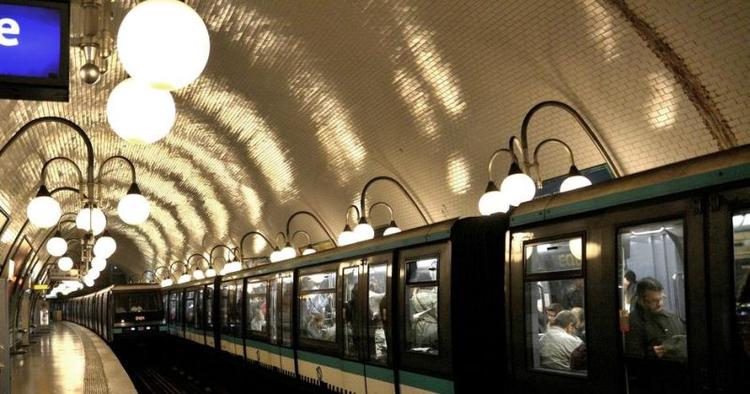 STILFULD. Når man står af toget på metrostationen Cité i Paris, mødes man af et iøjnefaldende syn af flere rækker af hvide glaslamper. 