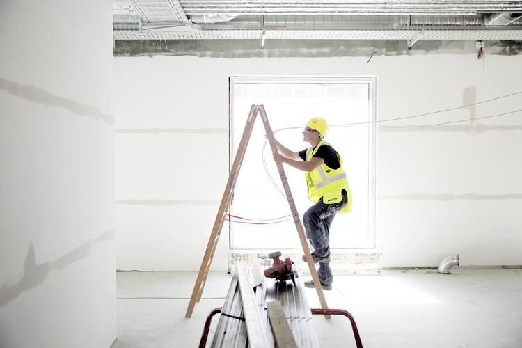 Arbejdsulykker. Elektriker Nichlas Laage-Petersen og hans kollegaer i byggebranchen kommer oftere til skade, når det er tid til at betræde stien igen efter ferien 