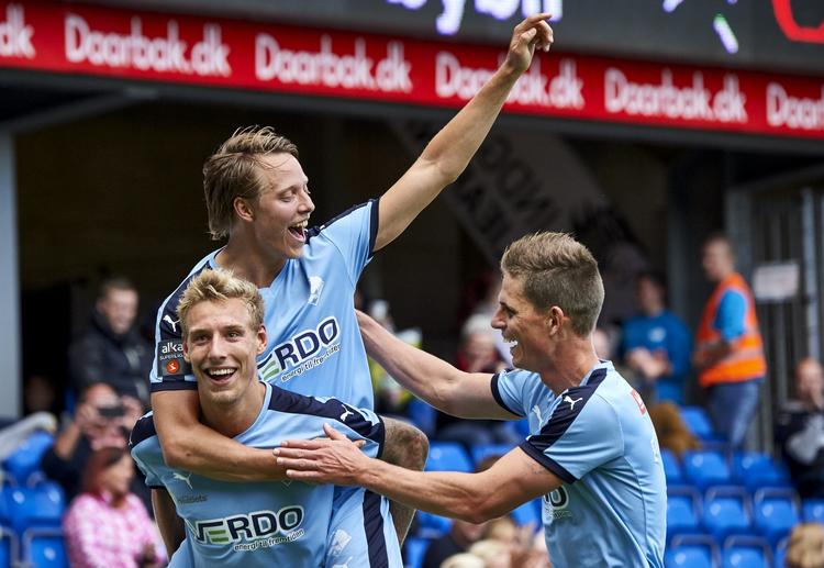 jubel. Nicolai Brock-Madsen og Jonas Borring hylder Viktor Lundberg, efter at deres svenske holdkammerat Viktor Lundberg har scoret et af sine fem sæsonmål i tre kampe. 