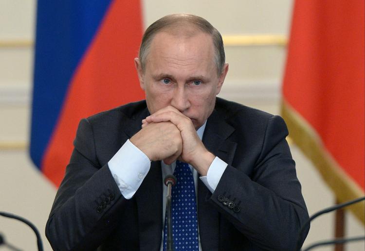 dobbeltsidet. Vladimir Putin må konstatere, at han er præsident i en land, der er ramt af en dobbeltsidet lungebetændelse: Den lave oliepris og vestlige sanktioner rammer økonomien hårdt. 