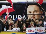 Sejr. Det overraskede mange, da den kun 43-årige nationalist Andrzej Duda vandt Polens præsidentvalg i maj. I sidste uge tiltrådte han som landets nye statsleder. Nu ser Dudas parti, Lov og Retfærdighed, også ud til at kunne genvinde regeringsmagten i oktober. 