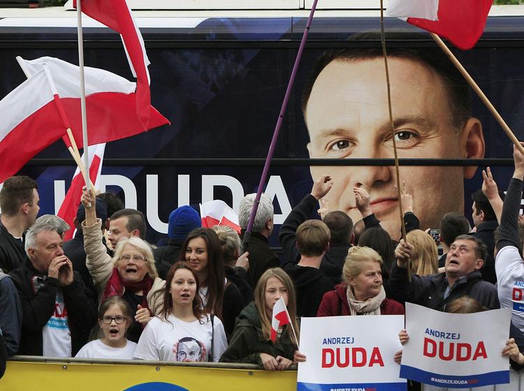 Sejr. Det overraskede mange, da den kun 43-årige nationalist Andrzej Duda vandt Polens præsidentvalg i maj. I sidste uge tiltrådte han som landets nye statsleder. Nu ser Dudas parti, Lov og Retfærdighed, også ud til at kunne genvinde regeringsmagten i oktober. 