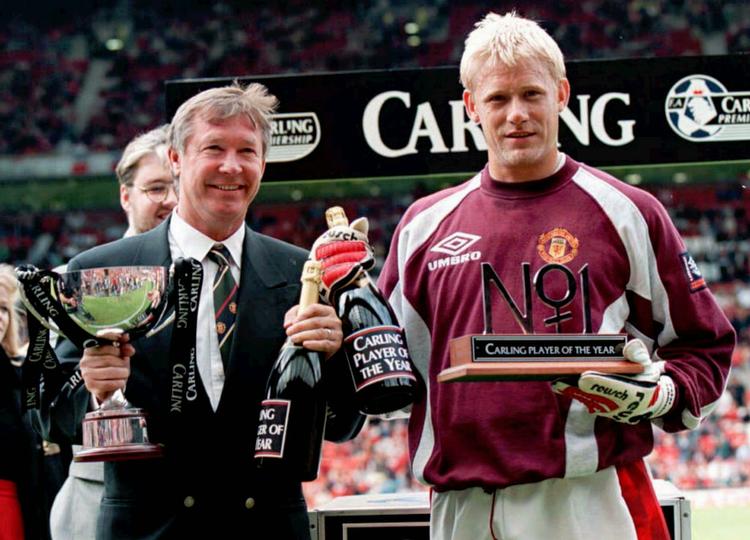 kritisk. Manchester United-målmand Peter Schmeichel (th) med trofæet som årets spiller gør klar til sæsonens første kamp 1996 ved siden af United-manager Alex Ferguson. 
