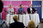 Pressemøde. Med lyserød baggrund fortæller Morten Østergaard, Sofie Carsten Nielsen og Martin Lidegaard, hvad radikale venstre vil kæmpe for i det kommende år. Det sker på partiets sommergruppemøde på Egelund Slot ved Hillerød. 