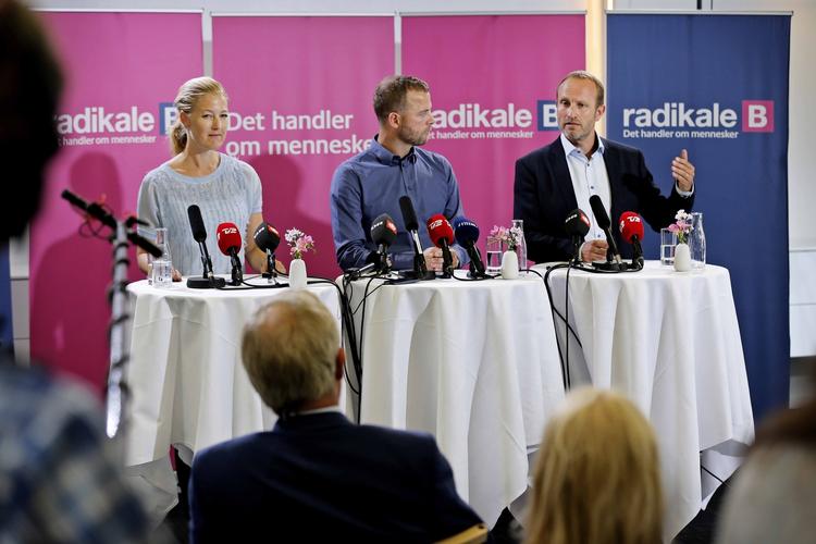 Pressemøde. Med lyserød baggrund fortæller Morten Østergaard, Sofie Carsten Nielsen og Martin Lidegaard, hvad radikale venstre vil kæmpe for i det kommende år. Det sker på partiets sommergruppemøde på Egelund Slot ved Hillerød. 