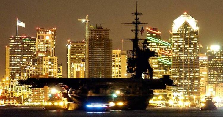 MUSEUMSSKIB. Hangarskibet USS Midway med San Diego i baggrunden. 
