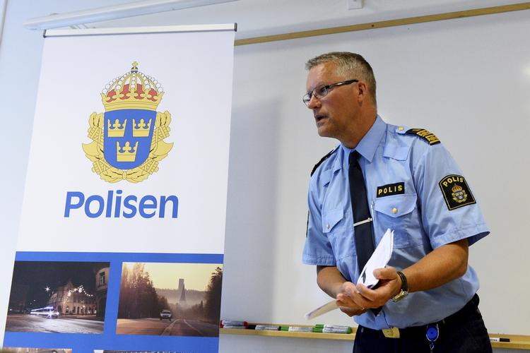Pressemøde. Svensk politi har øget opbuddet omkring asylcenter efter Ikea-drab. På billedet er det politichef Per Ågren. 