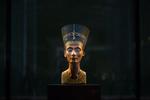 Gåden.  Den livagtige portrætbuste af  den egyptiske dronning Nefertiti, der kan ses på Neues Museum i Berlin. 