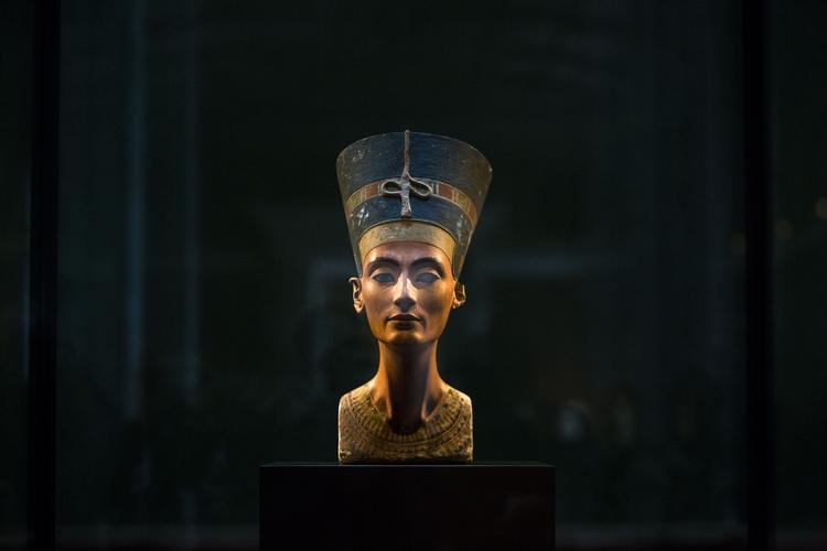 Gåden.  Den livagtige portrætbuste af  den egyptiske dronning Nefertiti, der kan ses på Neues Museum i Berlin. 