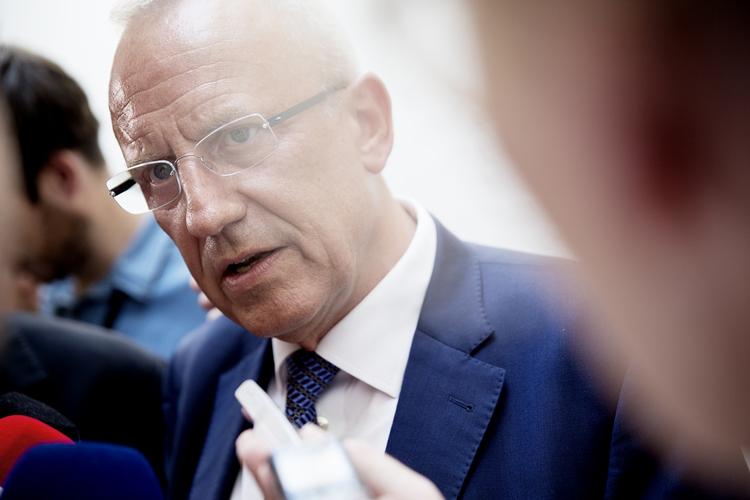 Tavs. Beskæftigelsesminister Jørn Neergaard Larsen vil ikke sige, hvad han synes om indeholdet af lækket rapport. 