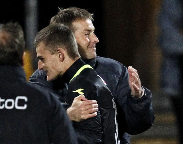 Fortid. Martin Hansen spillede tidligere for FC Nordsjælland, hvorfra dette billede stammer. Her giver han en krammer til sin daværende træner, Kasper Hjulmand. 