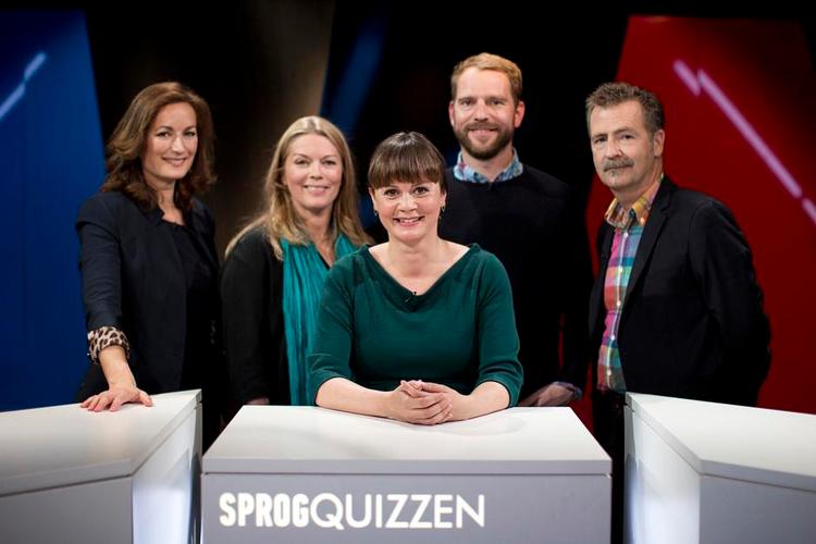 Hygge. Maria Månson fungerer godt som vært, men det første hold med Rie Helmer Nielsen, Julie Hastrup, Mikkel Frey Damgaard og Adrian Lloyd Hughes leverer i højere grad hygge end vid og veltalenhed. 