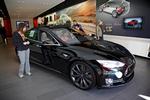 BILSALG. Mulige købere kigger på en Tesla i en af firmaets butikker i Californien. Tesla tænker nye tanker om salgsarbejdet. 