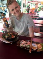 LÆRERFERIE. Modtageren af Politikens Undervisningspris 2015, gymnasielærer Kasper Pagh Ditlevsen, nyder sommerferien på en vietnamesisk restaurant i Berlin. 