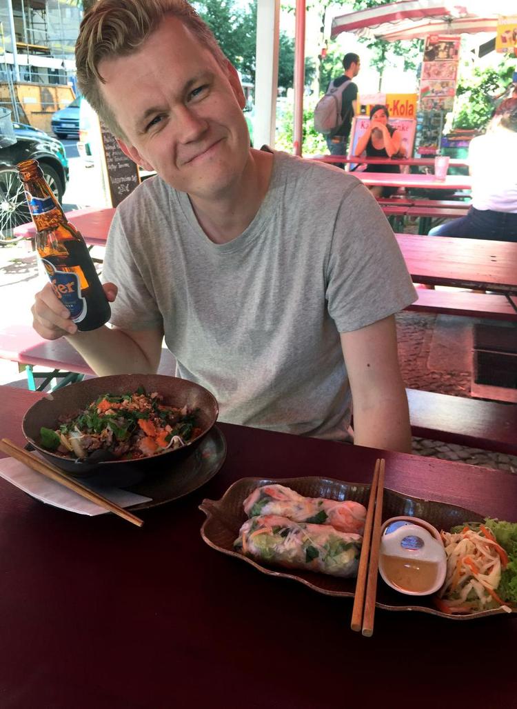 LÆRERFERIE. Modtageren af Politikens Undervisningspris 2015, gymnasielærer Kasper Pagh Ditlevsen, nyder sommerferien på en vietnamesisk restaurant i Berlin. 