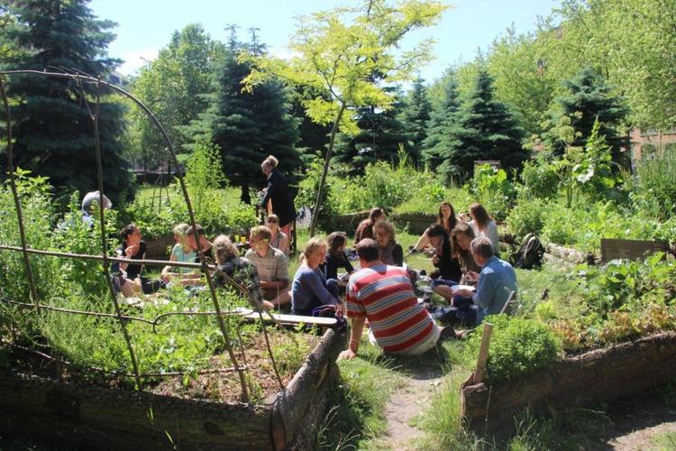 Byhavehygge. Få jord under neglene, hør spændende foredrag eller drik hjemmedyrket myntete på lørdag. 