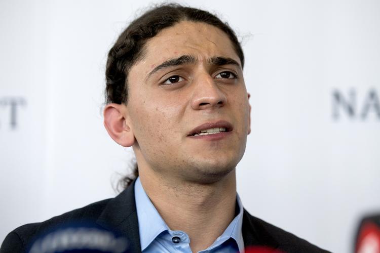 Frikendt. Yahya Hassan blev anholdt i en voldssag, hvor han blev idømt betinget fængsel. Nu har landsretten omstødt dommen. 