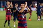 FARVEL? Pedro hilser sine Barcelona-fans efter Super Cup-sejren over Sevilla. Snart er han måske fortid i klubben. 