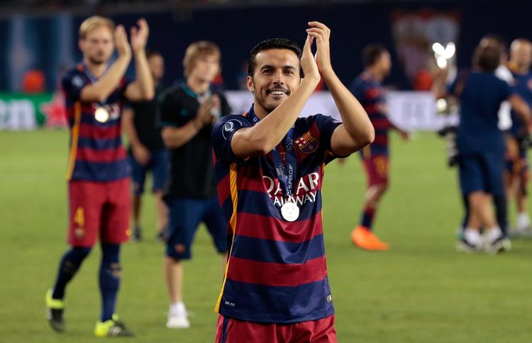 FARVEL? Pedro hilser sine Barcelona-fans efter Super Cup-sejren over Sevilla. Snart er han måske fortid i klubben. 