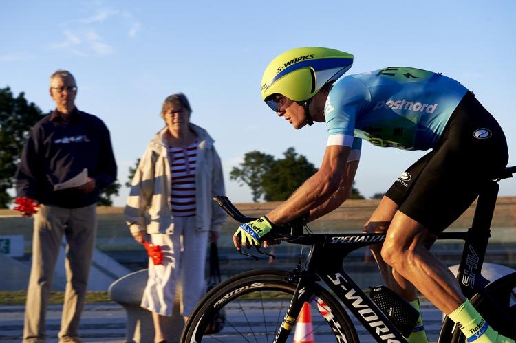 PAUSE. Matti Breschel, der her kører mod uret, må droppe Eneco Tour efter en ublid medfart under tirsdagens etape. 