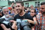 POPULÆR. Sergio Ramos er en af Real Madrids mest vellidte spillere i Spanien, og her under et besøg i Cuba er han også i centrum. Måske bliver Ramos på Bernabéu karrieren ud. 