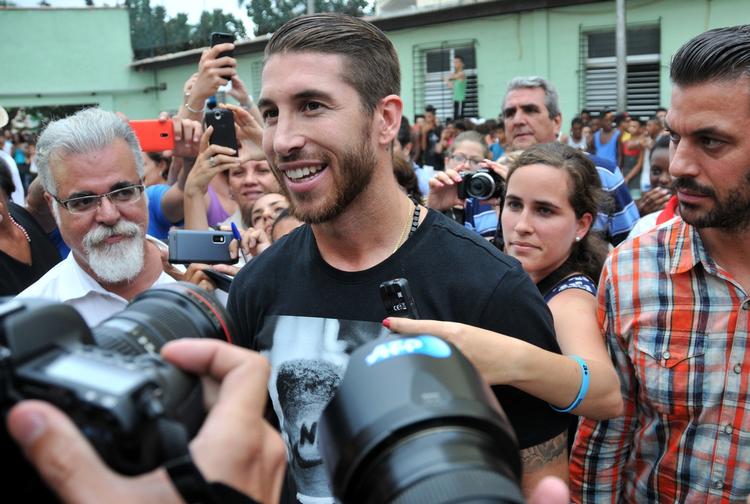 POPULÆR. Sergio Ramos er en af Real Madrids mest vellidte spillere i Spanien, og her under et besøg i Cuba er han også i centrum. Måske bliver Ramos på Bernabéu karrieren ud. 