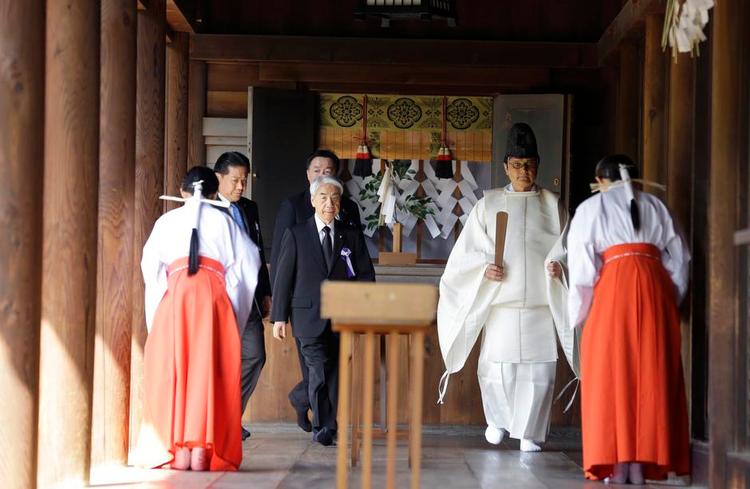 Yasukuni. Japans store krigsmonument helligdommen Yasukuni får her besøg af en politiker. Et besøg på museet viser, at japansk historieskrivning er dybt politiseret. 