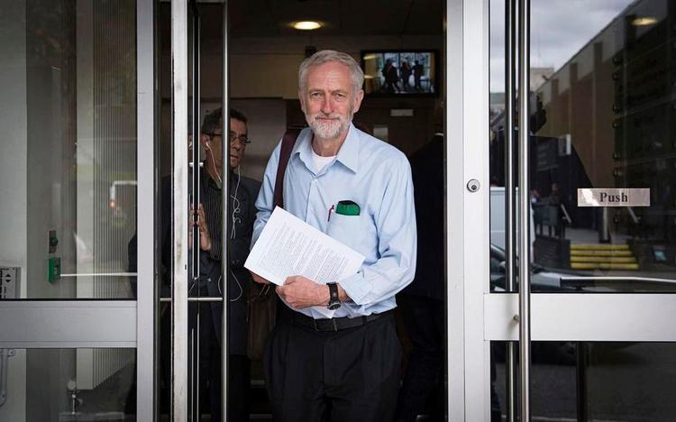 Bredde. Jeremy Corbyn meldte sig som kandidat for at skabe en bredere debat. Nu ligner han mere og mere en ny leder af Labour. 