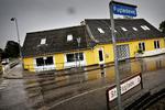 Bolignød. Landets kommuner er under pres for at finde passende boliger til flygtninge. Dansk Byggeri foreslår, at tusindvis af tomme boliger kan bruges til at huse flygtninge. 