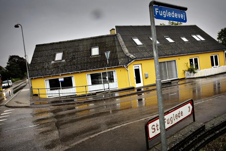 Bolignød. Landets kommuner er under pres for at finde passende boliger til flygtninge. Dansk Byggeri foreslår, at tusindvis af tomme boliger kan bruges til at huse flygtninge. 
